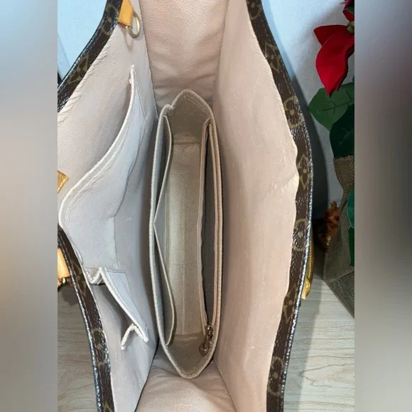 LUXURY LOUIS VUITTON SAC PLAT 
✅AUTHENTIC - Picture 7 of 13